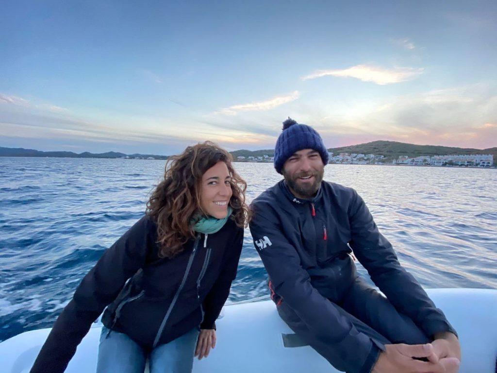 Carlos y Aroa viajes en velero Think Blue